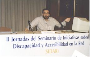 Fotografa: Javier Romaach en un momento de su exposicin (javier.jpg - 12117 bytes)
